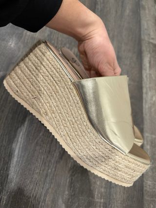 Alpargatas doradas con cuña