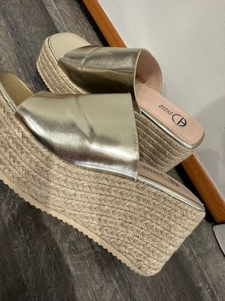 Alpargatas doradas con cuña