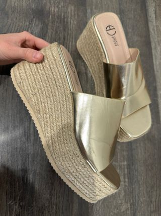 Alpargatas doradas con cuña