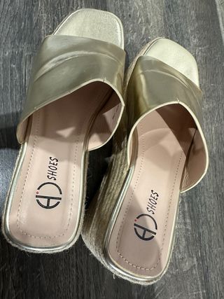 Alpargatas doradas con cuña