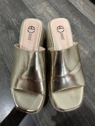 Alpargatas doradas con cuña