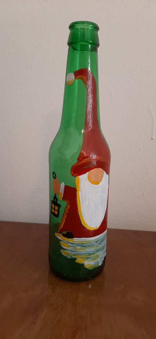 Bottiglia decorata con gnomo e lanterna