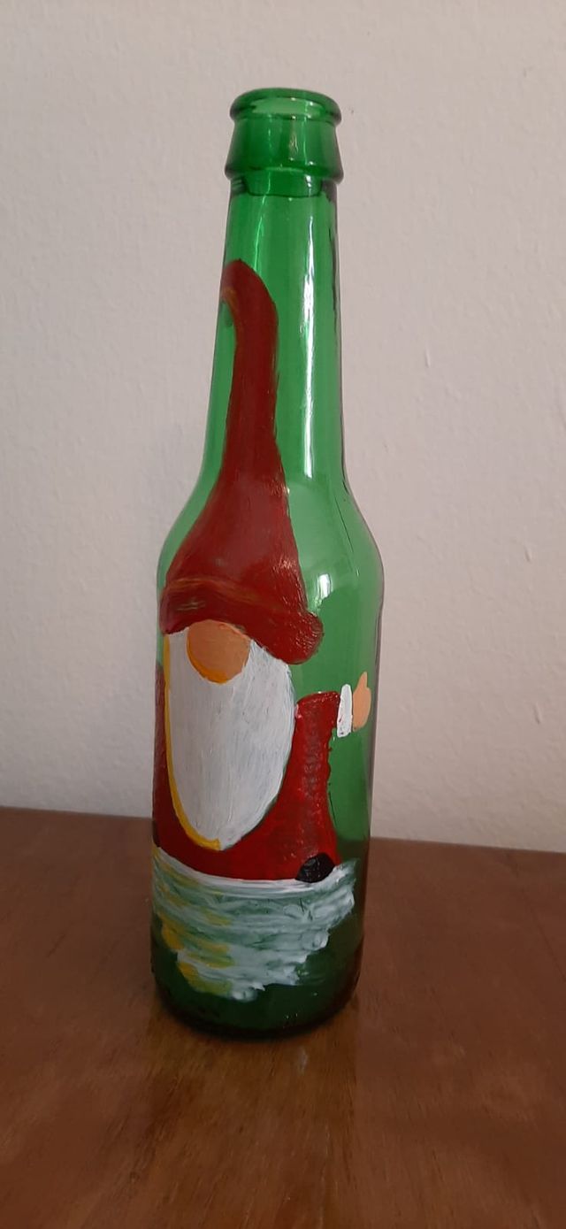 Bottiglia decorata con gnomo e lanterna
