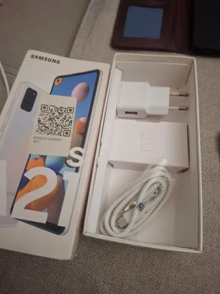 Samsung Galaxy A21s con accesorios