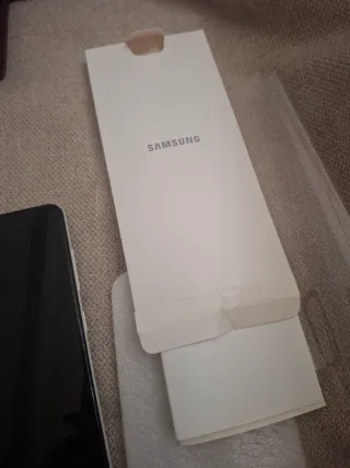 Samsung Galaxy A21s con accesorios