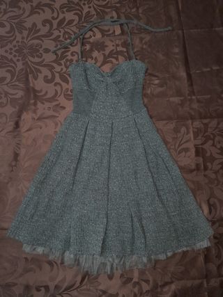 Vestido gris tableado con tul