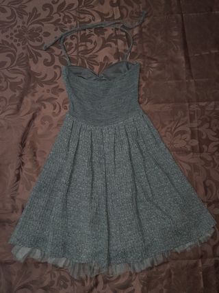 Vestido gris tableado con tul