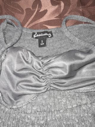 Vestido gris tableado con tul