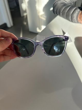 Gafas de sol moradas y negras