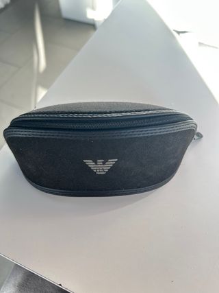 Gafas de sol moradas y negras