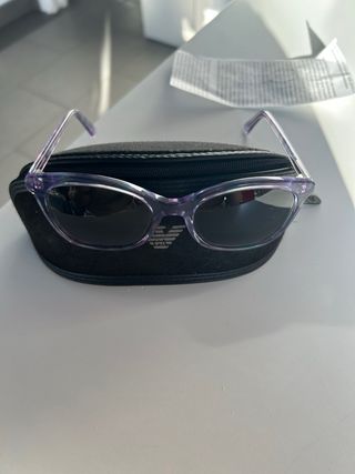 Gafas de sol moradas y negras