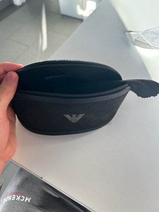 Gafas de sol moradas y negras