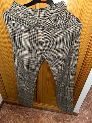 Pantalón estampado cuadros beige y negro
