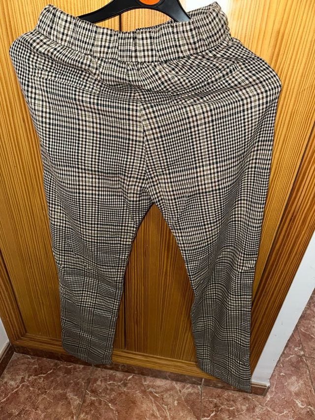 Pantalón estampado cuadros beige y negro