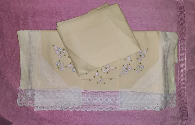 Juego sábanas bordado a mano.