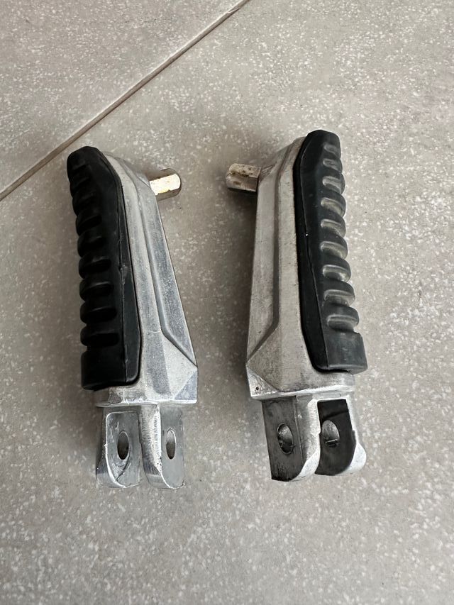 Estriberas Suzuki Originales (Par)