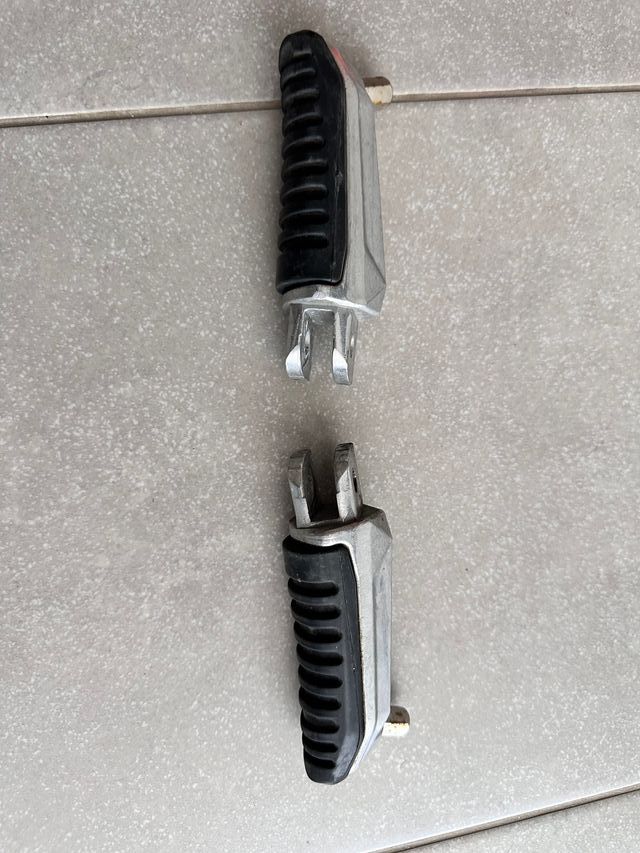 Estriberas Suzuki Originales (Par)