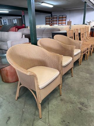 Sillas de mimbre beige y marrón