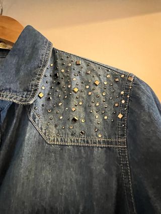 Vestido  camisero vaquero midi con tachuelas