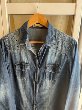 Vestido  camisero vaquero midi con tachuelas