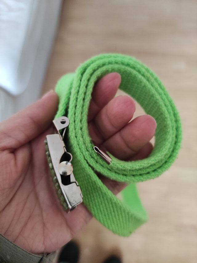 Cinturon, correa verde fluor con adornos
