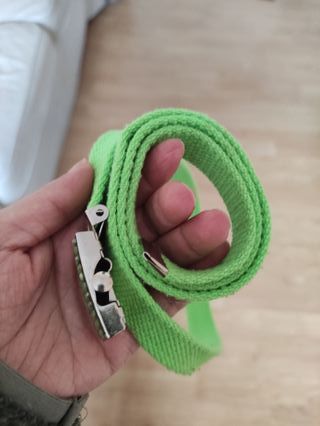 Cinturon, correa verde fluor con adornos