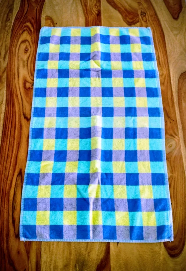 Toalla Zara Home cuadros azul, morado, amarillo