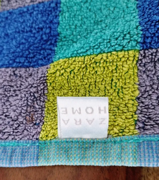 Toalla Zara Home cuadros azul, morado, amarillo