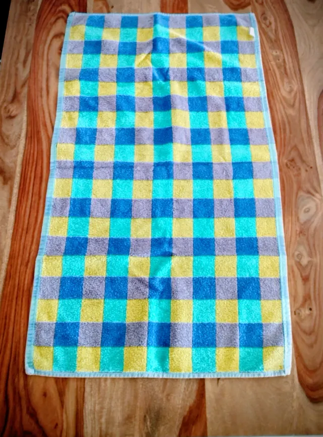 Toalla Zara Home cuadros azul, morado, amarillo