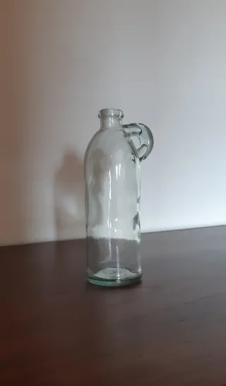 Botella de cristal decorativa con asa