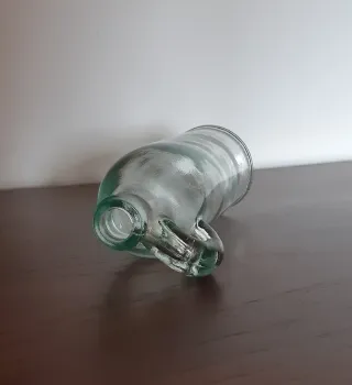 Botella de cristal decorativa con asa