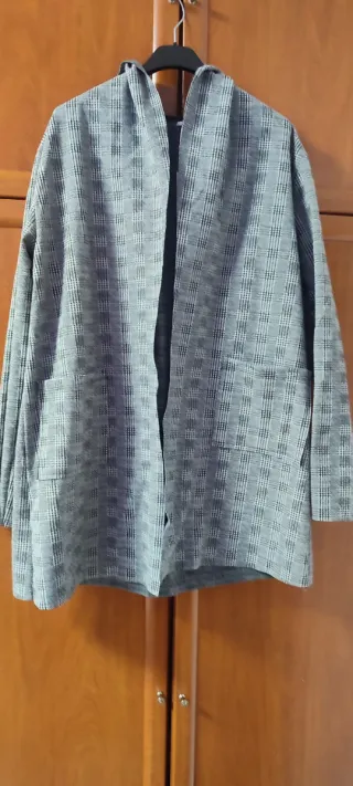 Chaqueta abierta capucha bolsillos