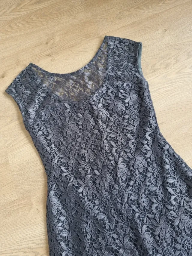 Vestido de fiesta gris de encaje