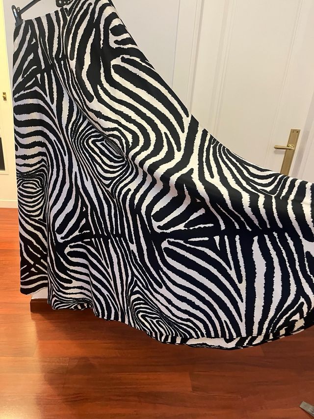 Saia larga com babados e xale estampado de zebra