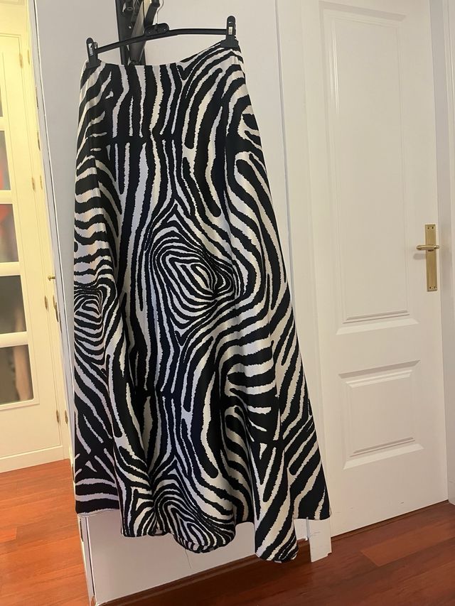 Saia larga com babados e xale estampado de zebra