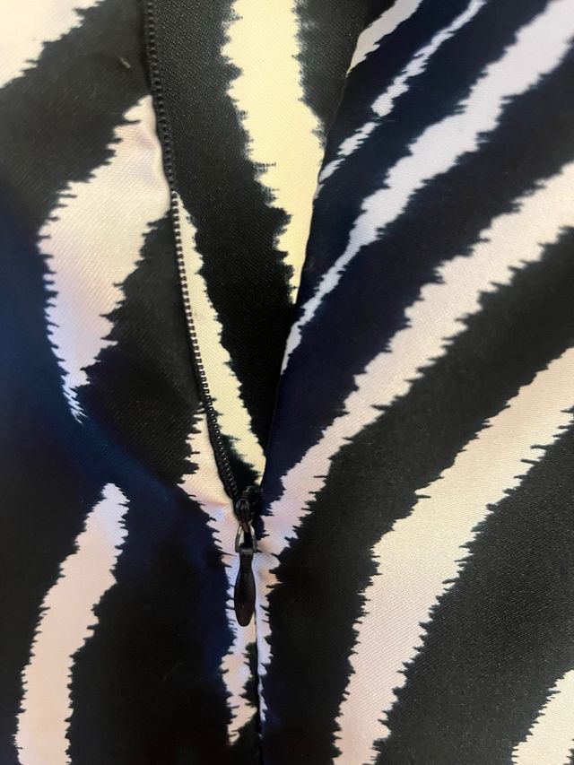 Saia larga com babados e xale estampado de zebra