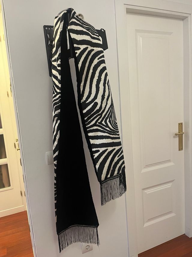 Saia larga com babados e xale estampado de zebra