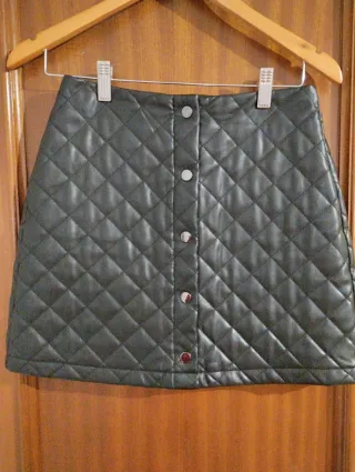 Minifalda acolchada polipiel negra Stradivarius