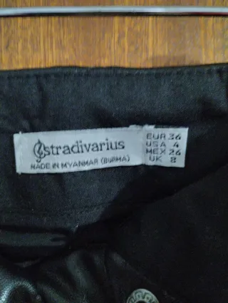 Minifalda acolchada polipiel negra Stradivarius