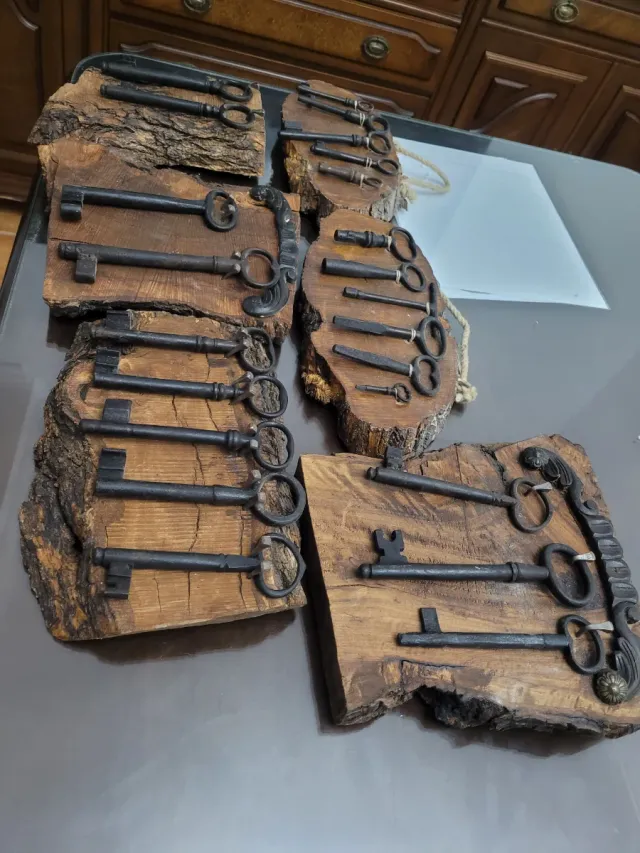 Lote de llaves antiguas con colgador