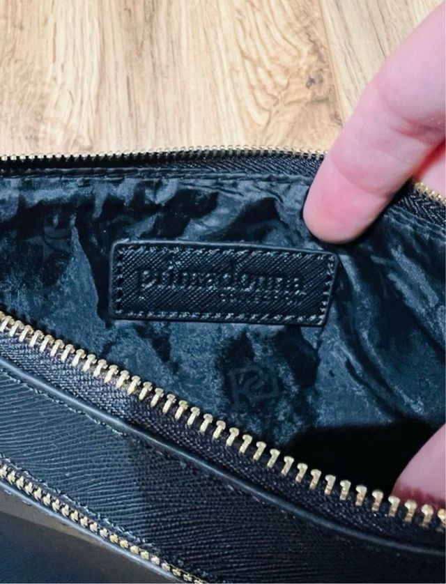 Monederos negro y dorado