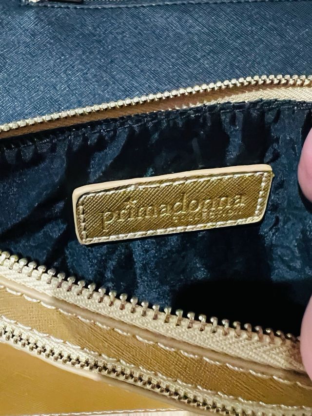 Monederos negro y dorado