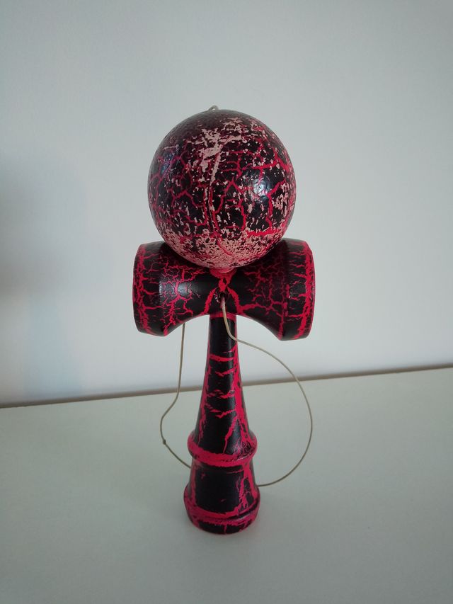 Kendama madera diseño crackle rojo y negro