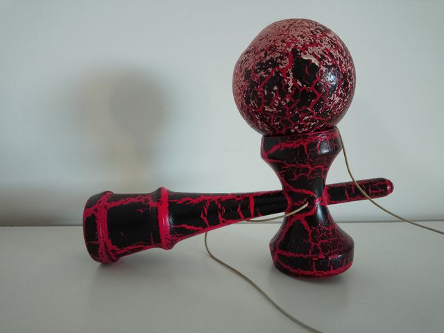 Kendama madera diseño crackle rojo y negro