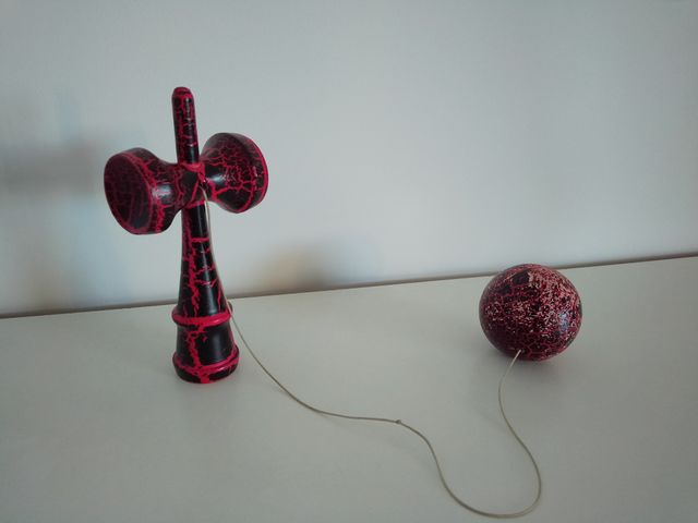 Kendama madera diseño crackle rojo y negro