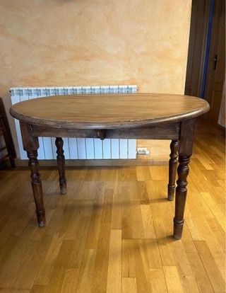 Mesa extensible redonda de madera con cajones