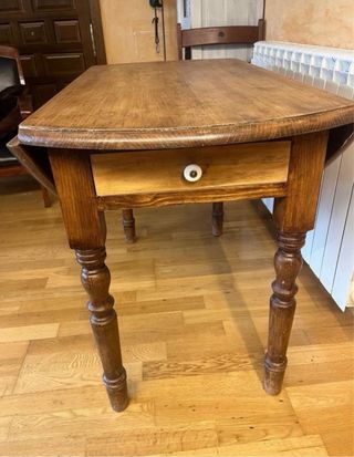 Mesa extensible redonda de madera con cajones