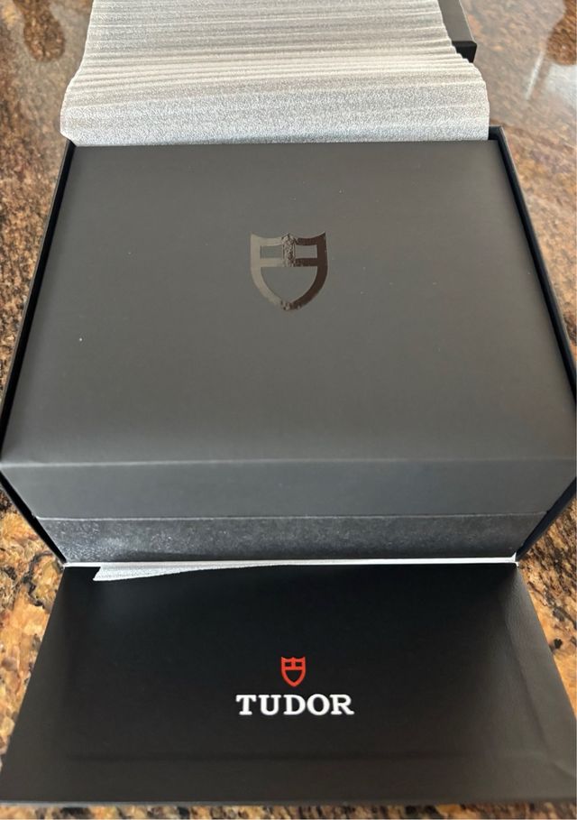 Caja Tudor Black Bay 41mm