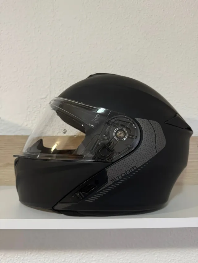 Casco de moto negro abatible