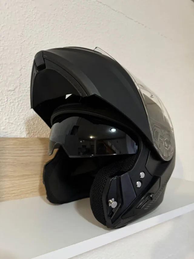Casco de moto negro abatible